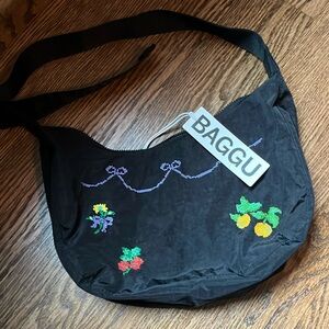 BAGGU Crescent Bag with embroidery